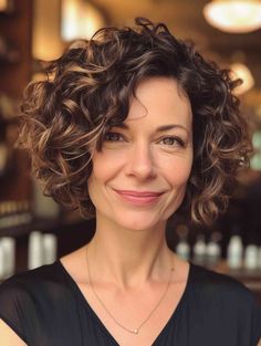 Pelo Bob Ondulado, Short Wavy Haircuts, Haircut Wavy, Hairstyles 2024, Medium Curly, Curly Hair Photos, Blonde Hairstyles, Wavy Haircuts, Short Curly Haircuts