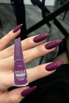 Viva a vibe roxa com unhas que exalam ousadia e estilo! 💜✨ Quer o segredo dessa cor incrível? Clique no link e garanta o esmalte que vai transformar suas unhas! 💅🛒 #unhas Nails Roxo, Fall Nails Almond, Beautiful Fall Nails, Almond Designs, Early Fall Nails, Simple Chic Style, Hello Nails, Make Up Inspiration, Pumpkin Patches