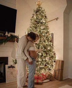 10+ Christmas Tree Pregnancy Announcements - Leaf and Steel Baby Announcement Photoshoot, Maternity Photography Poses Pregnancy Pics, Baby Announcement Pictures, Future Mommy, Christmas Pregnancy, Dream Family, Maternity Photography Poses