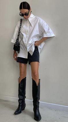 Bbq Style Outfit, Jean Shorts Street Style, Mexico City Street Style, Ss24 Fashion Trends, Thrift Bundle, Shirt Styling, Shirt Elegant, White Blouses, Skandinavian Fashion