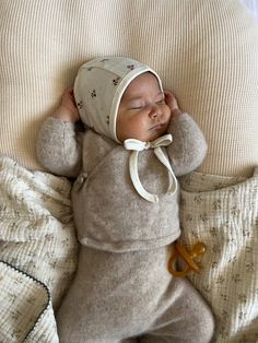 New Born Winter Cloths, Aesthetic Baby Nursery, Newborn Winter Outfits, Itty Bitty Baby Clothes, Bitty Baby Clothes, Aesthetic Baby, Itty Bitty Baby, Photoshoot Aesthetic, Newborn Baby Clothes