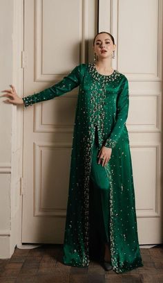 This elegant green embellished evening long anarkali is perfect for any formal occasions,floor length gown, evening wear, zardozi zari embroidery, silk Anarkali gown. 🍁This Beautiful hand embroidered beads and zari work all over the front and sleeves has matching orgenza dupatta  If you want any changes in the outfit please contact us we will guide you as per your preference. ✨We assure you that we use only high quality fabric and threads to make any dress and you won't face any problem regardi Pakistani Anarkali, Long Anarkali Gown, Creating Outfits, Dress Pakistani, Silk Evening Gown, Long Anarkali, Pakistani Formal Dresses, Desi Wedding Dresses, Hania Amir