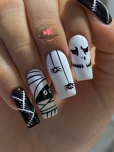 Get inspired with 40 Halloween nail art ideas that are perfect for October, from spooky ghosts to chic black flames. Horror Nails, Pretty Nail Art Designs, Fancy Nails