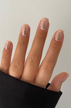 Festive Nail Designs, Gold Nail Art, Gold Christmas Tree