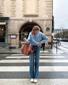 Sambas Styled, Blue Crewneck Outfit, Dark Washed Jeans Outfit, Light Wash Jeans Outfit, Light Blue Jeans Outfit, Blue Sweater Outfit, Sweater And Jeans Outfit, Crewneck Outfit, Spring Sweater Outfits