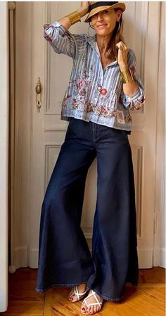 Wide Leg Outfit, Jeans Outfit Women, Boho Style Outfits, Sophisticated Outfits, Italy Outfits, Weird Fashion, Stylish Pants, Casual Winter Outfits, Fashion Over 50