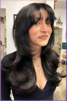 t doesn’t matter if you choose bottleneck, wispy or curtain bangs, just make sure to add them to your butterfly cut because they fit in perfectly with layered hair. //photocredit: Instagram @dreamhairbycelaa Side Bangs With Long Hair, Fringe Styles, Hair Inspiration Long, Layered Haircuts For Medium Hair, Curtain Fringe, Bangs With Medium Hair, Hairstyles For Layered Hair, Hair Stylies, Haircuts For Medium Hair