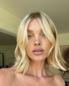 Not too short to style and not too long to fall flat, these medium-length hairstyles for thin hair will add texture and depth to your hair. California Blonde Hair, Baby Blonde, Petite Blonde, Wavy Lob, Hair To One Side, Voluminous Hair, Haircuts For Fine Hair, Blonde Bobs