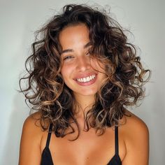 Long Bob Haircut With Layers Curly Wavy Lob, Summer Haircuts Curly Hair, Summer Wavy Haircut, Layered Medium Length Curly Hair, Medium Length Haircut With Perm, Curly Hair Collar Bone Length, Best Cut For Thinning Curly Hair, Straight Roots Curly Ends, Rounded Wavy Haircut