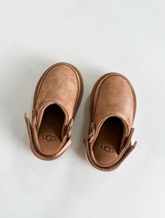 DESCRIPTION: Clogs might be the shoe of the moment, but this one has the comfort your kids love from UGG® with a suede upper and a foam footbed. We designed our Goldenstar Clog with an adjustable heel strap and hook-and-loop closure so the fit is just right for all-day play. Pair it with our men's and women's sizes for a family mini-me moment. Suede upper TPU strap end with UGG® graphic logo, Webbing heel strap Adjustable heel strap, Hook-and-loop closure Textile lining made from 100% recycled p Toddler Shoes Brown, Baby Fits, Baby Prep, Graphic Logo, Girl Mom, Mini Me