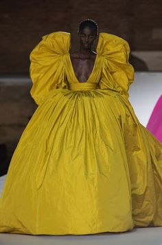 Valentino Haute Couture: A Stellar Show In Every Respect Valentino Haute Couture, Collection Couture, Valentino Couture, Gorgeous Clothes, Looks Chic, Fashion Runway, Couture Collection, Couture Dresses