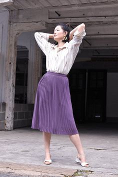 Vintage high waist pleated skirt in a beautiful shade of lilac. It falls around the knees and has a zipper and snap button fastening.The model is 5'7 and size 8 (UK).MEASUREMENTSWaist: 61 cm / 24"Hips: 91.5 cm / 36"Length: 70 cm / 27.5"In excellent condition.FREE UK SHIPPING on orders over £100 - use the code LUCKYUK at checkout. Purple Pleated Skirt Outfit, Straight Skirt Outfits, Purple Skirt Outfit, Purple Pleated Skirt, Lilac Skirt, Knee Length Pleated Skirt, Purple Midi Skirt, Outfit Wishlist, Pleaded Skirt