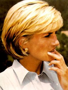 1997~~Diana's last year Diana Haircut, Diana Queen, Princess Diana Hair, Princess Diana Family, Princes Diana, Diana Fashion, Lovely Photo, Diana Princess, Lady Diana Spencer