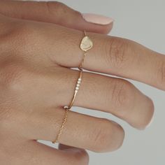 Bague chaîne forçat en or recyclé 18 carats (750 millièmes). (Pour ce modèle, nous vous conseillons de prendre deux tailles au-dessus de votre taille habituelle.) Poids de l’or : 0.36 g – 0.42 g Les tailles 47, 49, 51, 52, 53, 54, 55, 56, 57, 58, 59, 60 et 61 sont disponibles en or jaune.Les tailles 44, 50, 53, 56 et 59 sont disponibles en or rose.Les tailles 53, 54, 55, 57, 58 et 61 sont disponibles en or blanc.Elles peuvent être prêtes en 2h en Click & Collect, et livrées sous 48h. Pour toutes Black Diamond Chain, Wedding Ring Necklaces, White Diamond Ring, Wedding Rings Unique, Sustainable Jewelry, Proposal Ring, Gold Wedding Rings, Recycled Gold, Favorite Rings