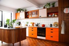 Orange Kitchen Designs, Modern Retro Kitchen, Side Extension, Kitchen Retro, Eclectic Kitchen, Amazing Kitchen, Orange Kitchen