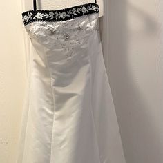 Reposhing This Item I Purchased From @Wendicaudill. Loved It, But It Didn’t Fit Like I Wanted It To, Bummer For Me. Questions? Leave A Comment Below! White Gown With Sweetheart Neckline, White Sweetheart Neckline Gown, White Gown With Sweetheart Neckline For Evening, Corset Wedding Dress, Wedding Dress Color, Wedding Dresses Corset, Wedding Dresses, Black White, Wedding Dress