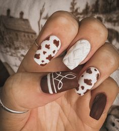 #nails #westernnails #bootstitch #cowprint #cowprintnails Christmas Nails Western, Winter Western Nails, Cow Print Nails Brown, Simple Country Nails, Western Themed Nails, Western Christmas Nails, Cowgirl Nails Westerns, Cute Western Nails, Western Nail Art