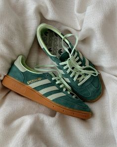 Green Sambas, 00s Mode, Green Adidas, Shoes Outfit Fashion, Adidas Shoes Women, Aesthetic Shoes, Gym Shoes