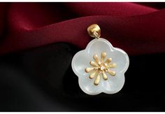 •Condition: Brand new•Center Stone: Natural Nephrite Jade Flower Shape, 24x24mm, 24.05ct•Side Stone: Natural White Diamond, round cut (VS1 clarity and F color) Each piece is made-to-order with care and special attention to detail. all items are made with conflict-free diamonds and gems.The item will be gift wrapped and shipped.---------------------------------------------------------Available in :14k Rose or Yellow Gold, White Gold18k Rose or Yellow Gold, White Goldand Platinumplease message us Luxury Hallmarked Flower Jewelry, Handmade Luxury Flower Shaped Jewelry, Luxury Round Jewelry With Flower Charm, Jade Flower, Blossom Jewelry, Chinese Jewelry, Buying An Engagement Ring, Necklace Flower, Nephrite Jade