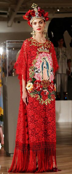 El vestido rojo con la virgen de dolce gabba Holy Chic, Dolce & Gabbana, Fashion Art, Formal Dresses Long, Night Out, Victorian Dress