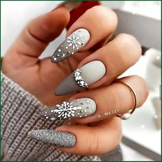 Nagel Tips, White Nail, Xmas Nails, Stick On Nails, Nail Arts, Nail Polishes, Rhinestone Nails