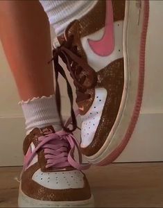 Outfits With Air Force Ones, Buty Marki Nike, Socks Aesthetic, Brown Socks, Tips For Teens, Fresh Shoes