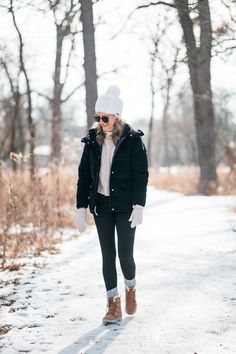 Winter Hiking Clothes Women, Hiking Date Outfit Winter, New Zealand Outfits Winter, Banff Winter Outfit, Mountain Fashion Women, Outdoor Winter Outfits For Women, Sorel Booties Outfit, Montana Winter Outfits, Hiking Boots Outfit Winter