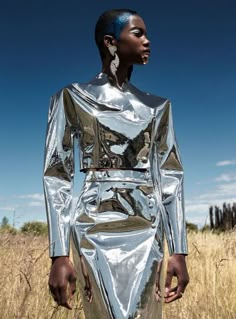 Silver Outfit, Metallic Fashion, Save Outfits, Creative Fashion Photography, City Model, Diy Clothes Design, Vogue Spain, Olivia Black, Brand Campaign