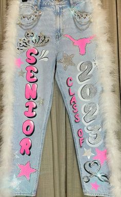 Graduate Clothes, Graduation Jeans, First Day Of Senior Year Outfit, Graduation Essentials, Senior Pants Ideas, Senior Diy, Hoco Pants, Homecoming Jeans Ideas, Homecoming Jeans