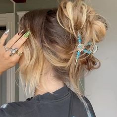 TORIE BLISS | claw clip updo 🖤🦋🤠 brb while I order ever single turquoise claw clip there is! | Instagram Claw Clip Updo, Claw Clip Messy Bun, Clip Messy Bun, Claw Clip Messy, Clip Updo, Claw Hair Clips, Claw Clips, Claw Clip, Messy Bun