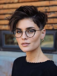 60 Inspiring Short Haircut Ideas for a Fresh New Look Trendy Pixie Haircut, Brunette Pixie Cut, Short Haircut Ideas, Platinum Blonde Pixie, Brunette Pixie, Pixie Haircut Ideas, Short Wavy Bob, Rich Brunette, Edgy Pixie Cuts