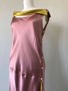 For Sale on 1stDibs - A gorgeous 1990s Bill Blass 2-tone silk charmeuse dress in mauve and burnished gold: Bias cut with buttons down the side, this beautiful dress features Gold Silk Evening Dress, Gold Silk Dress For Evening, Silk Evening Dress With Buttons, Vintage Silk Slip Dress For Evening, Pink Silk Satin Dress With Bias Cut, Vintage Satin Slip Dress For Evening, Pink Silk Bias Cut Dress, Vintage Silk Evening Slip Dress, Vintage Bias-cut Dresses For Vintage Events