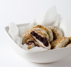 how to make red bean sticky rice pancake in a bowl with text overlay that reads, how to make red bean sticky rice pancake