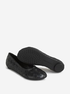 Shoes by Bottega Veneta; Planos; Ballerinas ; Intrecciato leather; Round tip; Flat sole; Slip-on design; Leather soleMade in Italia100% LeatherGender: WomenMaterial: 100% LEATHERColor: ROUND TIPMade in: ITProduct ID: 806850 V2ED0_1000*Import tax/duty will be calculated at checkout (If applicable) Bottega Veneta Intrecciato, Ballerinas, Sale Design, Bottega Veneta, Leather Shoes, Accessories Design, Clothing And Shoes, Slip On, Shoulder Bag