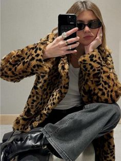 Cheetah Jacket Outfit, Leopard Coat Street Style, Print Coat Outfit, Funky Fitz, 2000 Outfits, Cheetah Print Outfits, Mantel Outfit, Fur Coat Outfit, Leopard Print Outfits