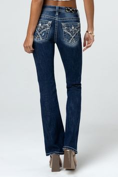 Mid-rise, dark wash bootcut jeans- Embroidered paisley cross-stitch design adorned with sequins and rhinestone rivets- White, beige, blue and black stitched accents throughout faux flap pocket design- Embossed black leather cross Miss Me brand patch with Paisley embroidery- Fading with whiskering- 5-pocket design with subtle distressModel is wearing size: 25Model Measurements:Height: 5'10"Bust: 32"Waist: 24"Hips: 35"Fabric Content: 70% Cotton, 29% Polyester, 1% ElastaneCare: Gentle machine wash Paisley Embroidery, Spice Shop, Dark Wash Bootcut Jeans, Jean Pockets, Cute Jeans, Leather Cross, Miss Me Jeans, Denim Outfit, White Beige