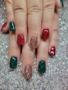 Christmas Dipping Powder Nails, Dip Nails Ideas Christmas, Christmas Nails With Dip Powder, Nails Dip Christmas, Christmas Dip Manicure Ideas, Christmas Color Nails Simple, Christmas Nails Dipping Powder, Green And Red Sparkly Christmas Nails, Christmas Powder Nails