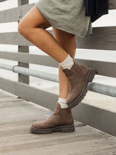 Bottines pour Femme. Les caractéristiques produit sont les suivantes : empeigne en polyester et imitation cuir, empeigne slip-on avec inserts élastiques et languette pratique au niveau du talon, Imperméabilité : technologie DryFlight 5K pour une bonne imperméabilité et traitement Scotchgard, semelle intérieure cosy en sherpa, semelle intérieure souple en TPE pour plus de confort, semelle extérieure crantée résistante en TPR avec fausse trépointe, doublure recyclée cosy en sherpa sur la tige, Hau Neoprene Accessories, Winter Boots For Women, Snowboarding Accessories, Snow Wear, Winter Fashion Boots, Roxy Girls, Surf Accessories, Trendy Winter, Looks Street Style