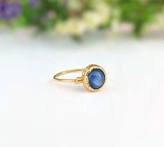 L E ∙ S M A L L ∙ D E T A I L S
Une belle Kyanite ronde naturelle de 8 mm sertie par électroformage sur une bande remplie d'or 14 carats et plaquée en or 18 carats 
M A T E R I A L ∙ O P T I O N S
• Argent : serti sur un anneau en argent Serling et plaqué en argent fin 99,9
• Plaqué or 18 k - 24 k : monté sur un anneau rempli d'or 14 k et plaqué en or 18 k ou 24 k
• Or massif 18 k : le bracelet est en or massif 18 carats, la lunette est plaquée d'une épaisse couche d'or 18 carats

P A C K ​​A G Yellow Gold Sapphire Ring With Halo, Gold-plated Birthstone Ring, Gold Plated Birthstone Ring, Hallmarked Round Sapphire Ring, Hypoallergenic Gold Plated Round Rings, Hypoallergenic Gold-plated Rings, Gold Plated Sapphire Jewelry, Gold Plated Sapphire Jewelry In Round Shape, 14k Gold Sapphire Ring