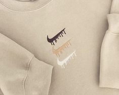 Pull Vintage Nike, Etsy Nike Sweatshirt, Embroidered Sweatshirt Diy, Nike Vintage Sweatshirt, Nike Hoodie Vintage, Mode Logos, Oversized Nike, Nike Women Outfits, Nike Jumper