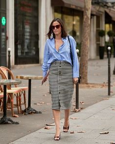 Style Over 50 Women, Style Over 50, Paris Street Style Spring, Blue Outfits, Street Style Spring, Fashion Week Spring 2020, Cool Summer Outfits, Street Style Paris, Paris Street Style