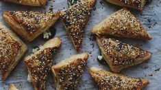 several pieces of bread with sesame seeds on them