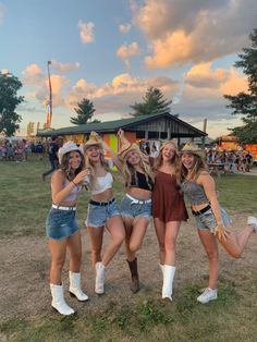 Barefoot Country Music Fest Outfits, Gorge Outfit, Kook Princess, County Fair Outfit, Country Fest Outfits, Cody Johnson Concert, Fair Fits, Country Themed Parties, Country Fest