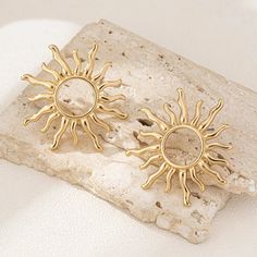 Make a statement with our Elegant Sun Gold Hoop Earrings. These luxurious hoops feature a stunning sun design and are crafted with high-quality materials for a sophisticated look. Elevate any outfit with these exclusive earrings that exude elegance and charm. Trendy Jewelry Ideas, Ol Fashion, Flash Tattoos, Sunflower Earrings, Golden Sun, Flower Stud Earrings, Earrings Inspiration, Flower Stud, Stud Earrings For Women