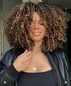 Afro With Blonde Highlights, Black Curly Hair Color Ideas, Black With Blonde Highlights Curly Hair, Highlighted Natural Hair Black Women, Mixed Girl Highlights, Black Curly Hair With Brown Highlights, Highlight On Curly Hair, Black Curly Hair With Highlights