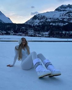 Aspen Snow Outfit, Snow Inspo Pics, Moonboot Outfit Ideas, Moon Boots Aesthetic, Cold Girl Aesthetic, Moon Boots Outfit, Winter Inspo Outfits, Apres Ski Outfit