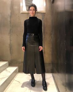 Long Leather Skirt, Rok Outfit, Long Skirt Outfits, Leather Midi Skirt, Elegante Casual, Black Leather Skirts, 가을 패션