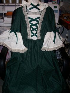 girls Colonial dress Colonial Dresses, Colonial Costume, Georgian Dress, Costume Inspirations, Colonial Dress, Antique Dresses, Fantasy Clothes, Historical Dress, Girls Costumes