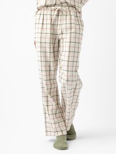 Effortless comfort and style starts with our Farmhouse Pajama Pant. Designed with a medium-weight woven fabric, these pants provide just the right amount of warmth and comfort. The modern unbalanced plaid design, paired with contrast piping, adds a touch of understated elegance. With a mid-rise fit, elastic waistband, and side pockets, these pants are as soft as they are stylish, perfect for leisurely mornings or cozy evenings.