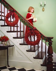 staircase idea Christmas Stairs Decorations, Christmas Staircase Decor, House Addition, Holiday Wreaths Christmas, Christmas Garlands, Christmas Decorations Garland, Holiday Deco